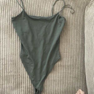 Grön/grå body - En snygg body från Pull & bear. Prislapp finns ej kvar, men den är aldrig använd ❤️