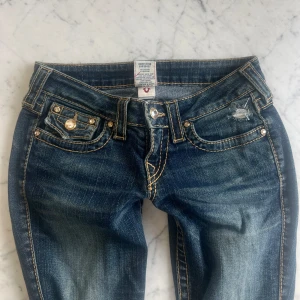 True Religion jeans  - Lågmidjade jeans från True Religion. Superfina gulddetaljer både bak o fram. Strl 26 🫶🏼