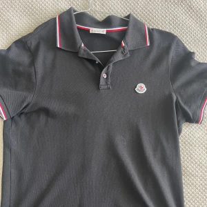 Moncler pike - Moncler pike svart med storlek M, köpt från care of carl och är jätte bra skick, kvitto finns. Nypris 3500