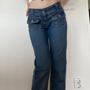 Lågmidjade jeans - Lågmidjade jeans, jättesnygga fickor fram. W28 och passar dig som brukar ha längd 32/ 34. Jag som haft dem är själv 178 <3  innerbenslängd 81 cm, midja mätt rakt över 36 cm