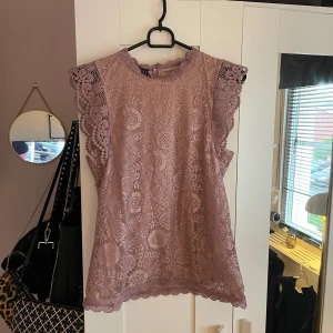 Rosa blus!  - Den är aldrig använd med prislapp kvar (frakt tillkommer) 