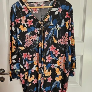 Tunikablus med dragkedja 52/54 - Mycket fin tunikablus i nyskick med dragkedja i öppningen. Blusen har vida kimonoärmar. Storlek 52/54.  