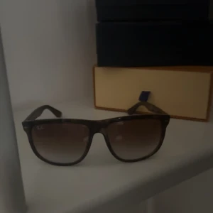 Rayban boyfriend - Raybans, helt nya äkta såklart, ings skrapot skador eller liknande