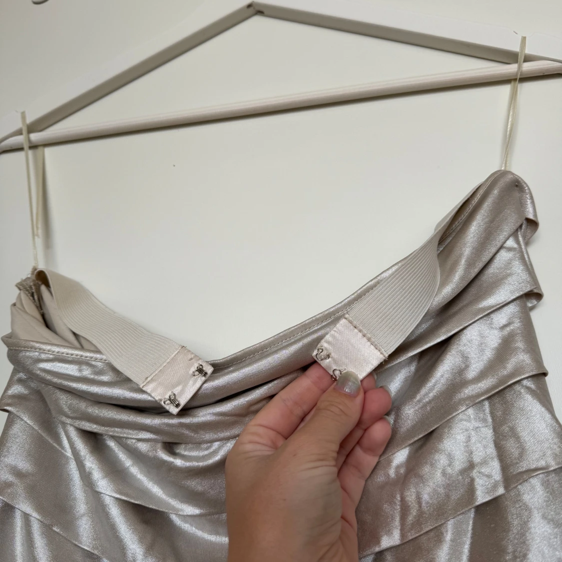 Silver och beige klänning med volanger - 91