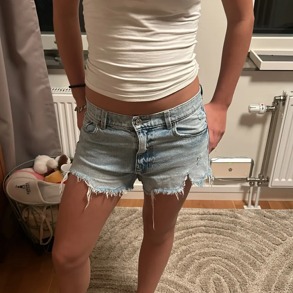 Säljer ett par ljusblå jeans shorts från Gina Tricot Young💞 Dem är mid waist men kan vikas ned 💞 Klicka inte på köp utan skriv gärna att du vill köpa de först 💓💓. Shorts.