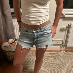 Jeansshorts - Säljer ett par ljusblå jeans shorts från Gina Tricot Young💞 Dem är mid waist men kan vikas ned 💞 Klicka inte på köp utan skriv gärna att du vill köpa de först 💓💓