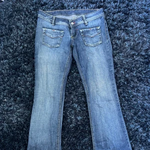 Lågmidjade bootcutjeans ⚡️💙 - Sååååå sjukt snygga jeans💙💙💙säljer då de tyvörr är för små!
