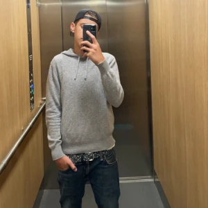 Kashmir hoodie ljus grå XS 165 cm - Säljer denna skit feta Kashmir Hoodien.  Säljer på grund av: För liten Storlek: XS/165 cm runt om kring  Priset är 650kr men kan diskuteras vid snabb affär. Skick: 9/10 inga skador, fläckar eller liknande.