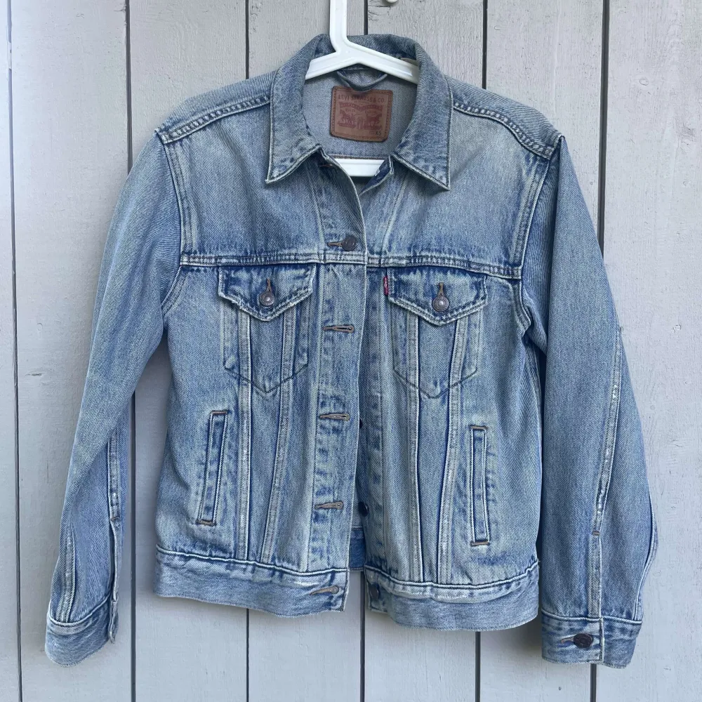 🌟Jeansjacka från Levi’s. 🌟Lite oversized i modellen.. Takit.