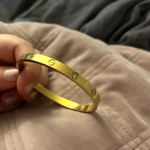 Armband  - Bra och rejäl kvalité har bra tyngd i sig🤍  Använd 1 gånger säljer pga jag inte använder guld Pris kan diskuteras vid snabb affär   Rostfritt stål. 