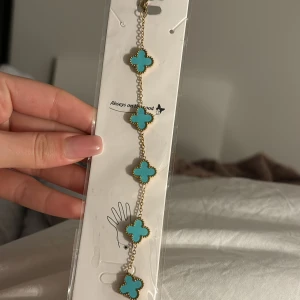 Vancleef armband - Säljer ett turkos van cleef armband (inte äkta) inte öppnad❤️🤗( stainless steel)