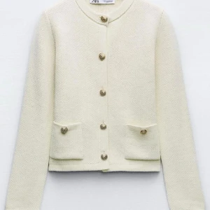 Créme beige kodta - Super söt kofta med fickor fram till och guldiga knappar som är en super fin detalj! Knappt använd