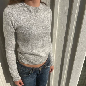 Zara stickad tröja  - Jätte fin stickad tröja från zara säljer då den lite liten på mig passar xs modellen bär en xs 