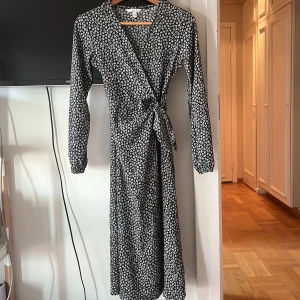 Maxiklänning med blommigt mönster 💞 - Jättesöt ”maxi dress” med blommigt mönster från Hm💞 Endast använd 3 gånger och är i jättebra skick, inga defekter💞 Skriv privat för fler bilder, mått eller frågor 💞