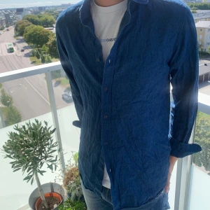 Massimo dutti overshirt - Jävligt fräsch Massimo Dutti overshirt i linne material. Den är anvönd ett fåtal gånger och är i stolek mellan M, men sitter som mellan M-L. Modellen är 183 lång. Priset är ej hugget i 🪨. Skicka görna frågor!