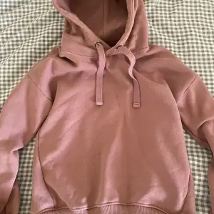 super najs mörkrosa hoodie!🎀 inga defekter, om ni vill ha mer bilder säg till! 