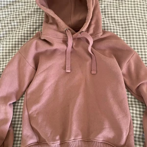 super najs hoodie - super najs mörkrosa hoodie!🎀 inga defekter, om ni vill ha mer bilder säg till! 