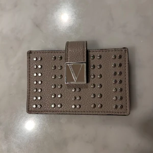 Victoria Secret plånbok - Victoria Secret plånbok som aldrig kommit till användning. Inga defekter alls. Nypris 500 kr🩷