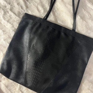 Väska - Säljer denna superfina svarta väska. Perfekt till skolan. Säljer för 100kr men pris kan alltid diskuteras. Vid frågor hör gärna av dig!❣️