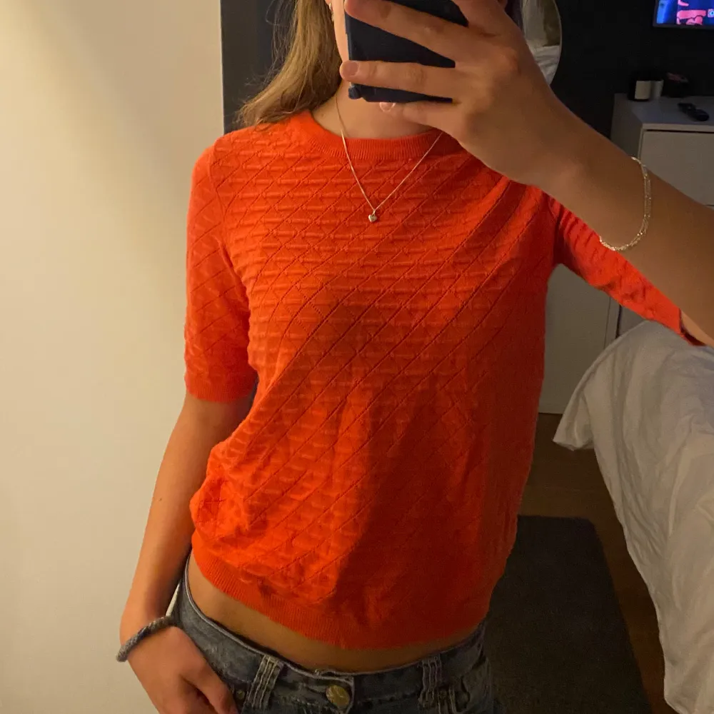 Snygg orange stickad T-shirt . Stickat.