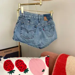 Levi’s shorts i klassiska 501 modellen. Storlek saknas, uppskattar till XS. Använt men bra skick! Se även mina andra annonser, 3 för 2 på allt! 💫