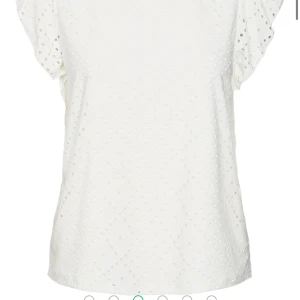 fin top ifrån veromoda  - vit top med volanger ifrån veromoda, nyskick köpt för 300 säljer för 200 helt slutsåld på hemsidan 