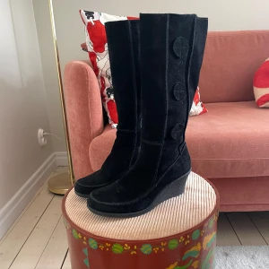 Mockastövlar  - Mockaboots med kilklack, strl 36. Använt men gott skick, dock lite nedslitna längst bak på klacksn, men inget som syns eller känns när man har dem på.  Se även mina andra annonser, 3 för 2 på allt! 💫 