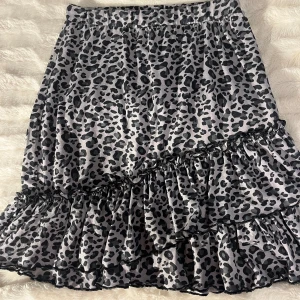 Leopardmönstrad kjol - Säljer denna superfina kjol med leopardmönster. Kjolen har en snygg volangdetalj som ger den lite extra flärd. Perfekt för en utekväll eller fest! Säljer för 100kr men pris kan alltid diskuteras. Vid frågor hör gärna av dig!❣️