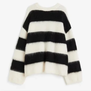 Mohair tröja - Säljer min mohair tröja från hm, inköpt förra året🩷 sitter lite oversized. Nypris 699 men nästintill oanvänd 