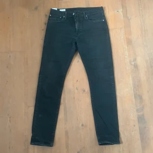 Levi 512 - Snygga svarta jeans från Levi’s i super bra skick men för små för mig Storlek W31 L32