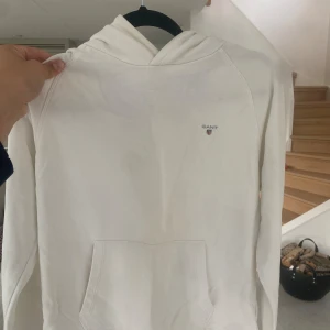 Hoodie GANT - Vit Gant hoddie i fint skick och sparsamt använd.