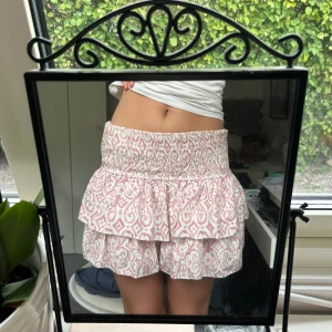 Volang kjol - Super söt, tyvärr söm som gått upp lite vid kanten längst till höger se bild 2❤️ syns knappt när kjolen är på