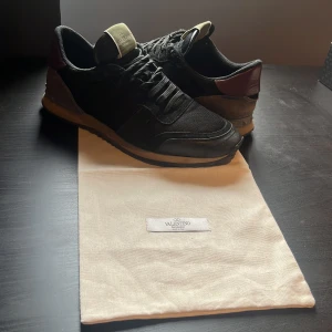 vanlentio rockrunners - ❗️ INTRESSEKOLL❗️ett par rkt snygga valentino ruckrunners!  skorna är i bra skick och har detaljer i färgen vinröd och grå, man får påse till skorna. skriv vid minsta intresse eller för felr bilder!