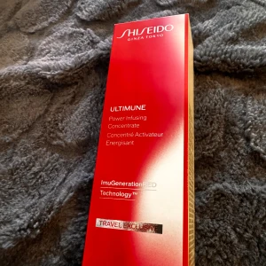 Shiseido Ultimune Power Infusing Concentrate - Säljer en lyxig flaska av Shiseido Ultimune Power Infusing Concentrate. Den kommer i en elegant röd flaska med en silvrig detalj, perfekt för att ge huden en energiboost. Denna produkt använder ImuGenerationRED Technology för att stärka och skydda huden. Perfekt för att hålla huden fräsch och strålande!