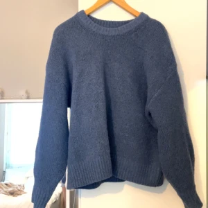 Stickad tröja - Säljer denna blåa stickade tröjan i strl L men sitter snyggt oversized på S/M❤️