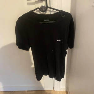 Hugo boss t-shirt - Väldigt fin t-shirt från Hugo boss. Tveka inte att höra av er vid funderingar.