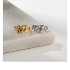 Ring ifrån Olympia - Supersöt silverring ifrån Olympia Rings i modellen Philomela 041 🤍justerbar 🤍 stainless steel 🤍säljer då den aldrig kommit till användning 🤍 bara testad annars helt oanvänd 🤍ringbox ingår 🤍