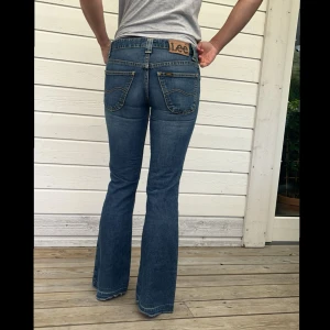 lågmidjade bootcut jeans från Lee - Blå lågmidjade bootcut jeans från Lee i modellen 501. Fint skick! Jag är 169. 