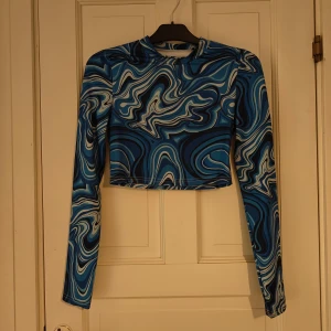 Långärmad mönstrad kort tröja  - Blå mönstrad crop top med långa ärmar Använd fåtal gånger Storlek Petite M  Säljer åt min syster där djur finns i hemmet 