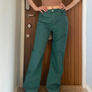Jeans - Oerhört snygga turkosa jeans men kommer inte till användning! Midja ca 84 cm, innerbenslängd 85 cm. Rå kant dvs gjorda för att klippa till den längd man vill ha.