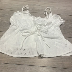 Söt blus - Endast provad, men för bred för mig. Finns i Stockholm 🌸