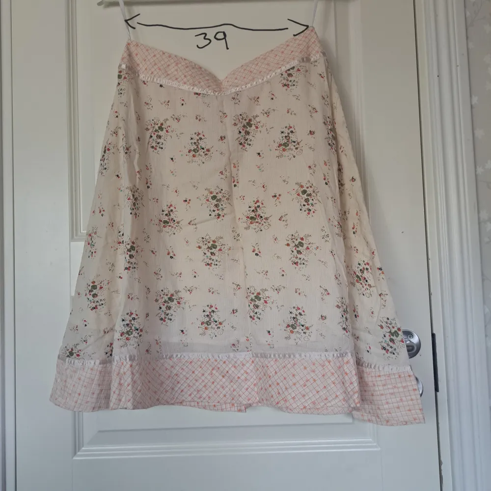 Gullig blommig kjol med fickor från vero moda. 100% bommull. Storlek M.. Kjolar.