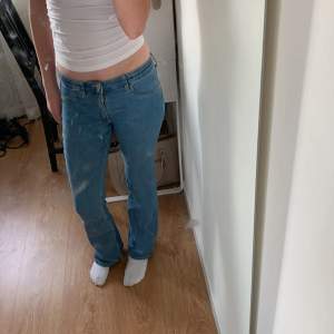 Säljer ett par snygga blå jeans från H&M. De har en flared leg och är lågmidjade, Perfekta för vardagsbruk eller en avslappnad dag ute. De är i bra skick och har justerbar midja för bästa passform.