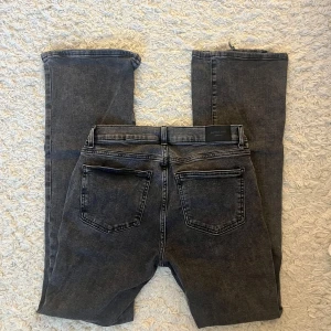 svarta lågmidjade jeans - svarta/grå lågmidjade jeans från gina tricot. är i någorlunda bra skick förutom ett par defekter (se bild 3-5). storlek 40 men passar även 38/M. priset kan självklart diskuteras💗