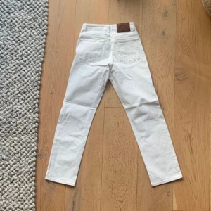 Ljung Jeans - Säljer nu ett par riktigt fräscha jeans från Ljung som tyvärr köptes i fel storlek. Jeansen är oanvända och passar dig som är mellan 165-175 cm. Hör gärna av dig vid frågor eller funderingar.