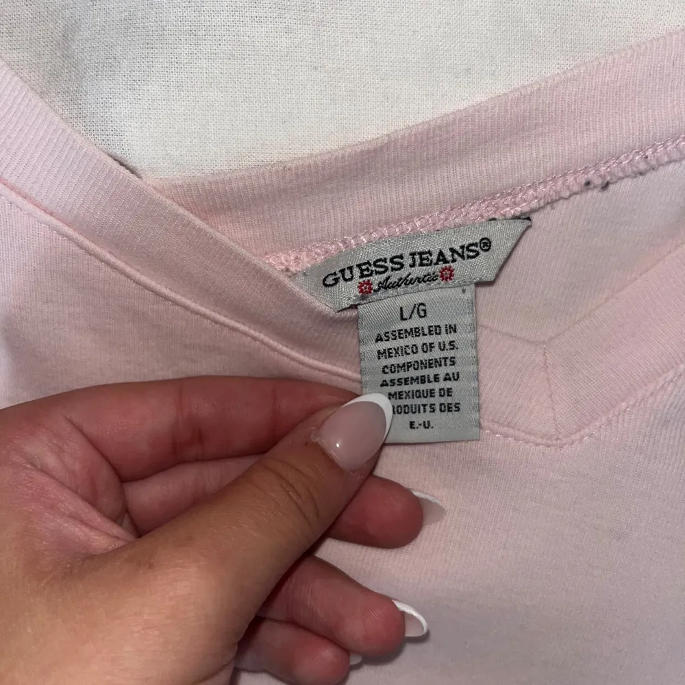 Jättefin rosa Guess t-shirt i bomull. Storlek L men sitter mer som en M 💗 nästan aldrig använd!. T-paidat.