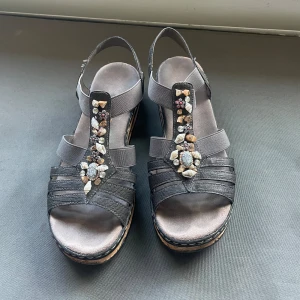 Rieker sandaler  - Fina sandaler! Använda fåtal gånger. Alla stenar sitter kvar på skon😍 Nypris 749kr