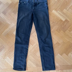 Jeans BLK DNM - Svarta BLK DNM Jeans i väldigt fint skick. Storlek enligt bild. 