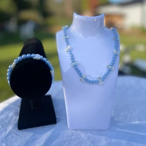 Himmelsblå smyckeset  - Ett set med himmelsblå pärlor och vita detaljer 💙
