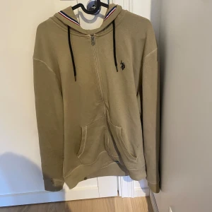 U.S polo assn zip hoodie - Väldigt fin zip hoodie från U.S polo Assn. Tveka inte att höra av er vid funderingar. 